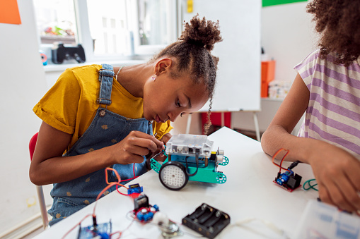 Ways Robotics Can Help Kids Develop Creative Thinking Skills 